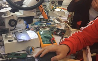 苹果6wifi变灰打不开怎么办（iphone6 WiFi显示灰色无法打开）