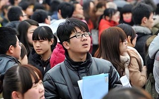 工厂老板犯愁了，涨300元工资还是没人上夜班，离职员工说出缘由