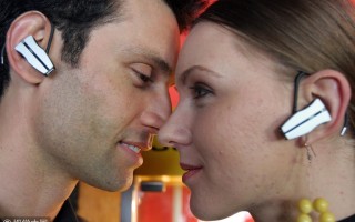 无线耳机怎么用使用说明（无线蓝牙耳机对人有害吗）