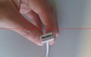 台式机pc键盘接口怎么在笔记本上使用？