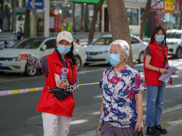 郑州第五轮全员核酸检测进行中 河南日报报业集团志愿者在行动-第5张图片-90博客网 郑州第五轮全员核酸检测进行中 河南日报报业集团志愿者在行动-第5张图片-90博客网