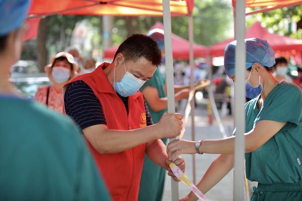 郑州第五轮全员核酸检测进行中 河南日报报业集团志愿者在行动-第2张图片-90博客网 郑州第五轮全员核酸检测进行中 河南日报报业集团志愿者在行动-第2张图片-90博客网