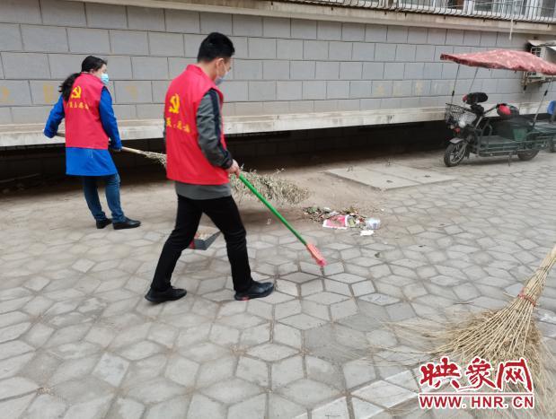 “走心”小事聚民心 郑州金水200多名志愿者走上街头“大扫除”-第1张图片-90博客网 “走心”小事聚民心 郑州金水200多名志愿者走上街头“大扫除”-第1张图片-90博客网