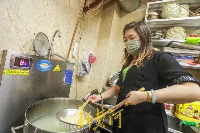 暖!济南多家饭店贴出告示:疫情期间如遇困难,可免费吃饭-第2张图片-90博客网 暖!济南多家饭店贴出告示:疫情期间如遇困难,可免费吃饭-第2张图片-90博客网