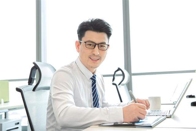 真正的职场高手，不是忙着挣钱，而是让自己更值钱！你认为呢？-第2张图片-90博客网